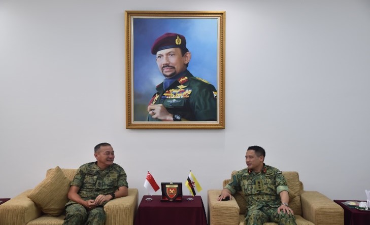 KOMANDAN INSTITUT LATIHAN MENERIMA KUNJUNGAN HORMAT DARIPADA SARJAN MEJAR ANGKATAN BERSENJATA REPUBLIK SINGAPURA.jpg