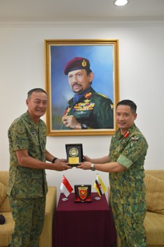 KOMANDAN INSTITUT LATIHAN MENERIMA KUNJUNGAN HORMAT DARIPADA SARJAN MEJAR ANGKATAN BERSENJATA REPUBLIK SINGAPURA1.jpg