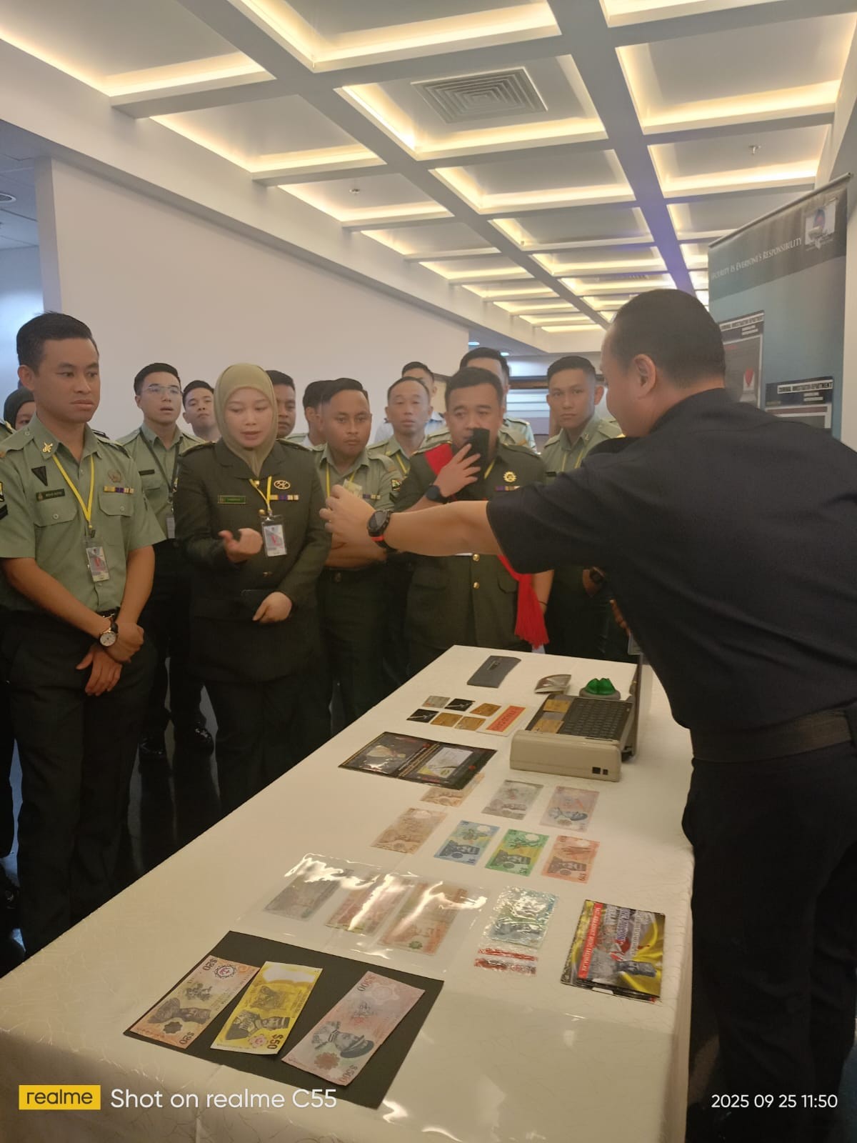 LAWATAN SAMBIL BELAJAR KE IBU PEJABAT POLIS GADONG KURSUS LOGISTIK LANJUTAN SESI 2025 DAN KURSUS KERANI GAJI ASAS SESI 2025 03.jpg