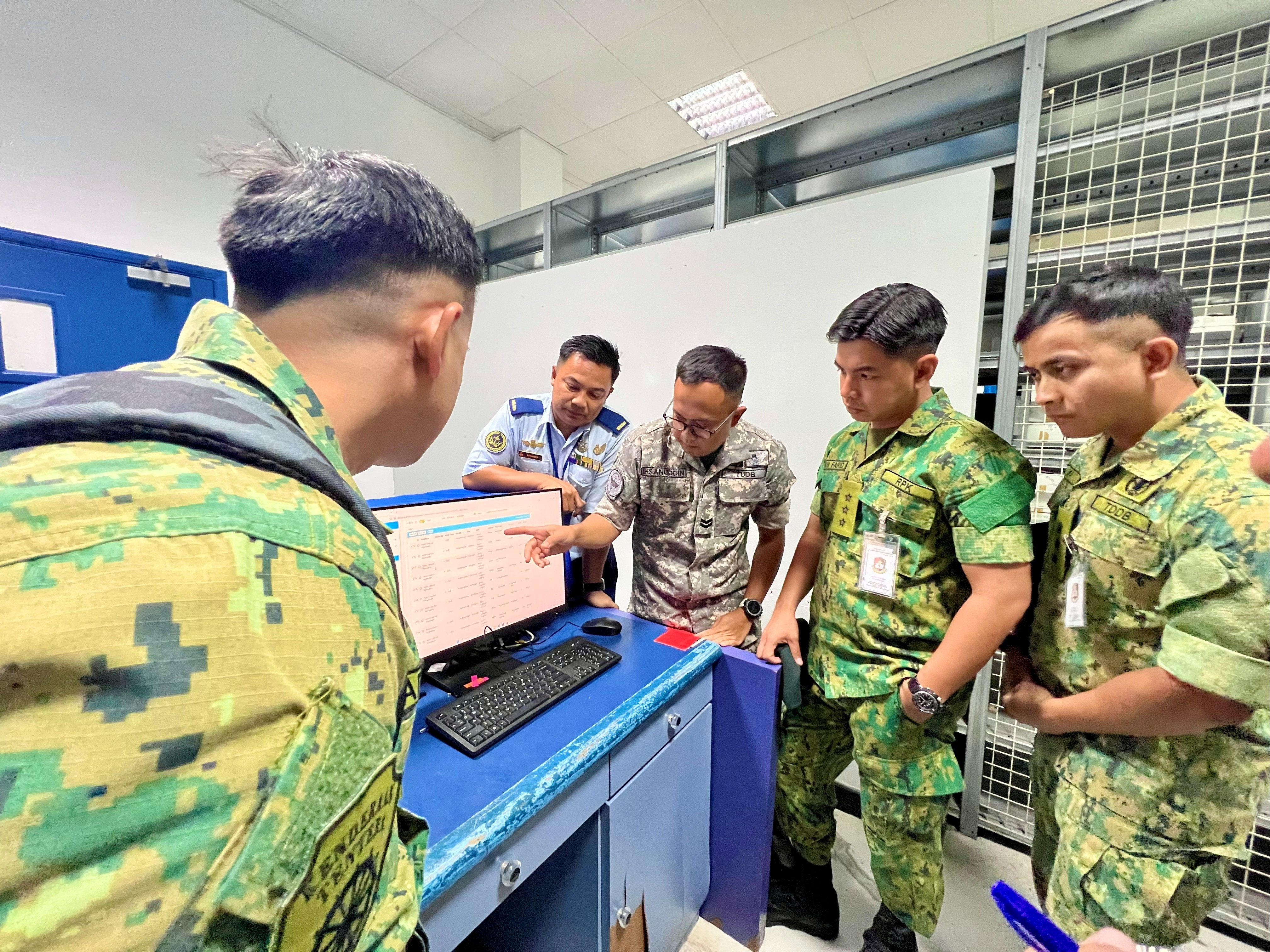 Lawatan pertama telah diadakan di Depoh Logistik, Khidmat Bantuan Kombat Tentera Darat Diraja Brunei 05.jpg