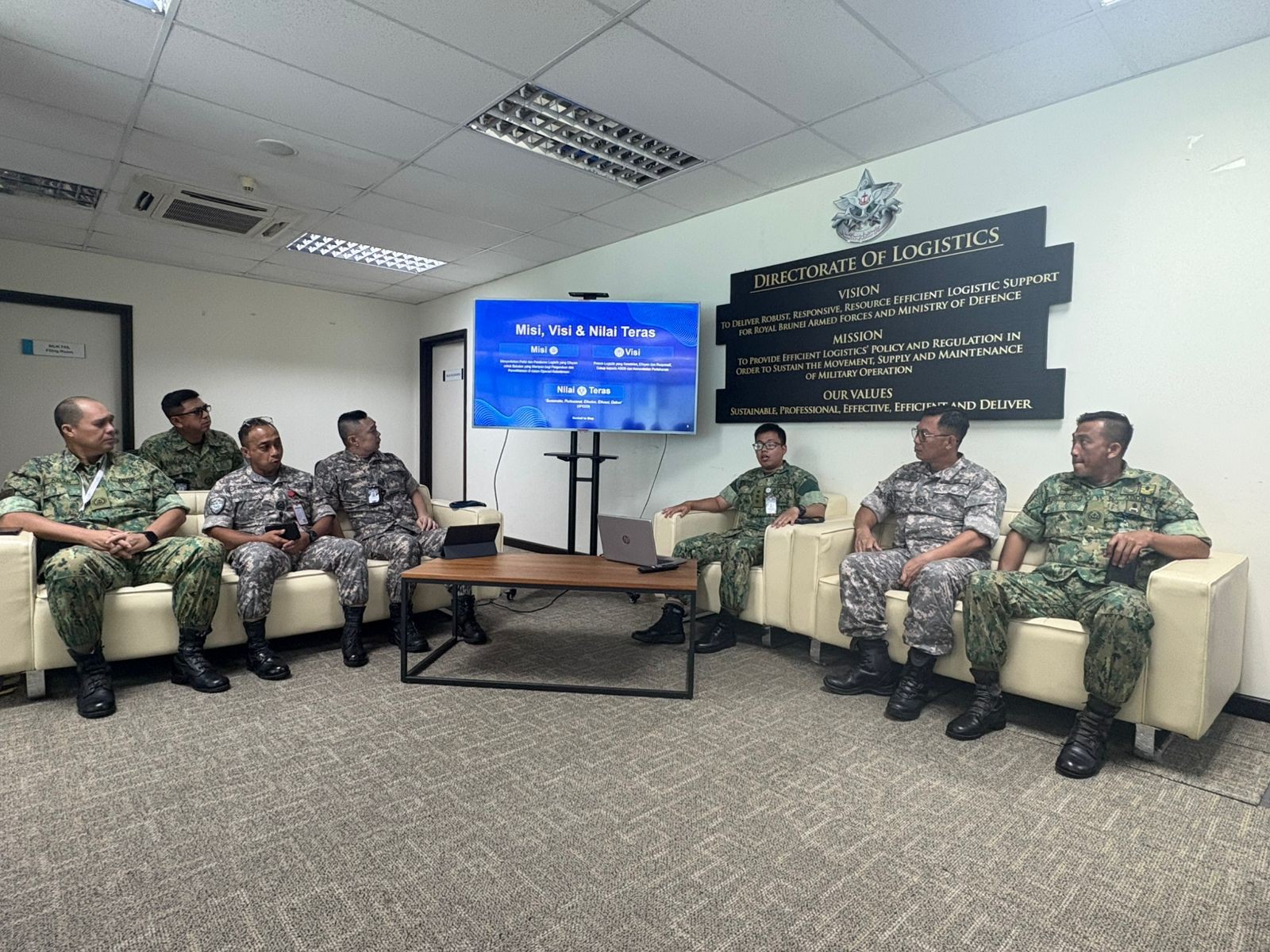 Lawatan pertama telah diadakan di Depoh Logistik, Khidmat Bantuan Kombat Tentera Darat Diraja Brunei 06.jpg