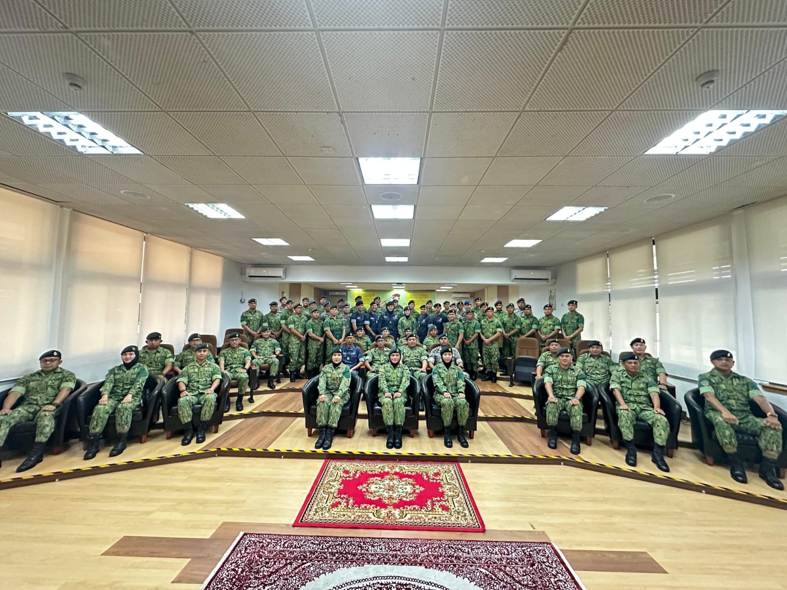 Majlis Penyampaian Lencana, Sijil dan Penutupan Kursus Logistik Lanjutan Sesi 2025 01.jpg