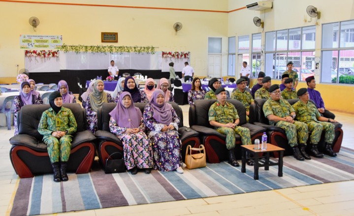 Majlis Penyerahan Kelengkapan Sekolah kepada Sekolah 01.jpg