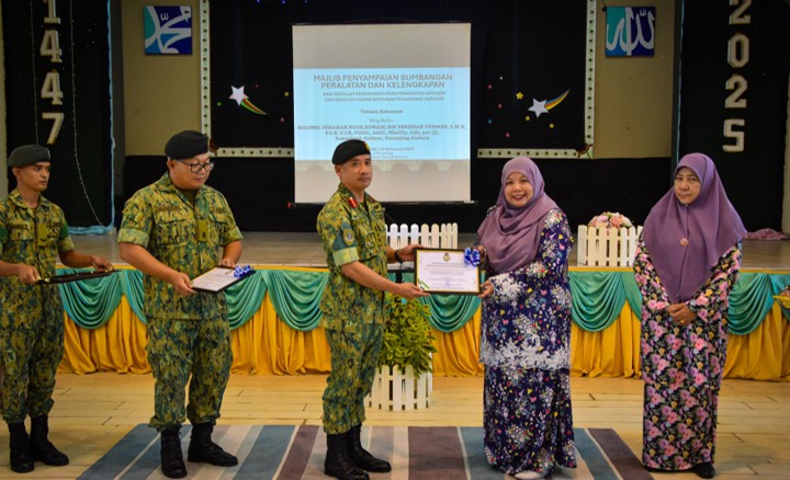 Majlis Penyerahan Kelengkapan Sekolah kepada Sekolah 02.jpg