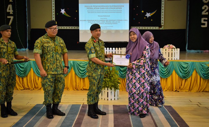 Majlis Penyerahan Kelengkapan Sekolah kepada Sekolah 03.jpg