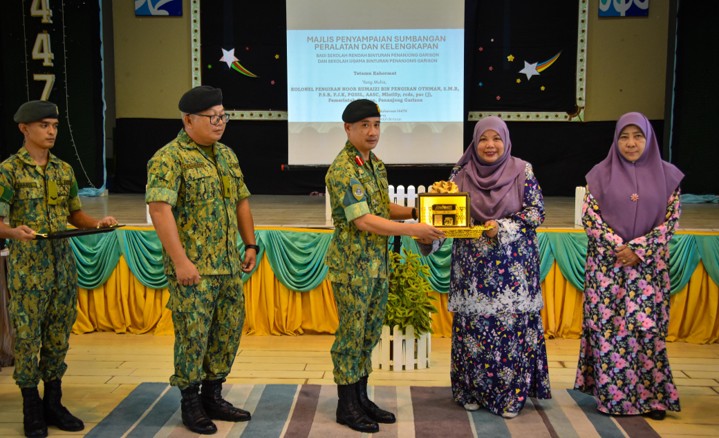 Majlis Penyerahan Kelengkapan Sekolah kepada Sekolah 04.jpg