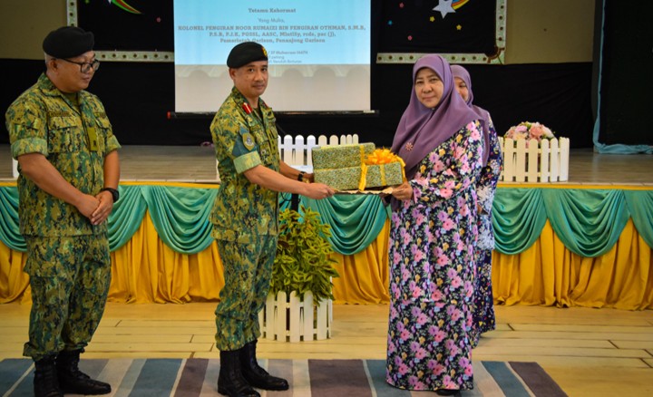 Majlis Penyerahan Kelengkapan Sekolah kepada Sekolah 05.jpg