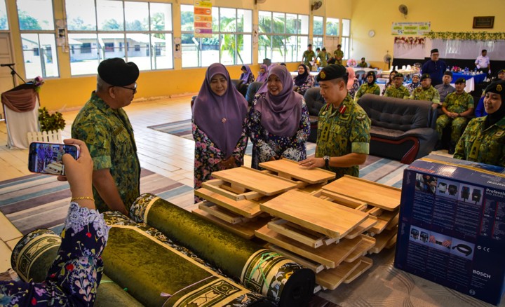 Majlis Penyerahan Kelengkapan Sekolah kepada Sekolah 06.jpg