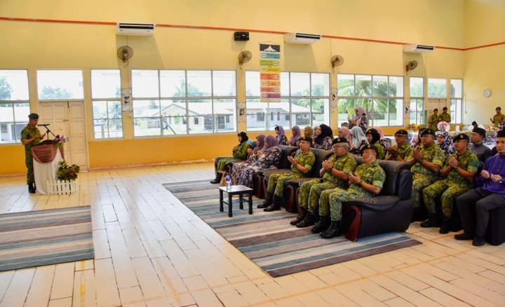 Majlis Penyerahan Kelengkapan Sekolah kepada Sekolah 07.jpg