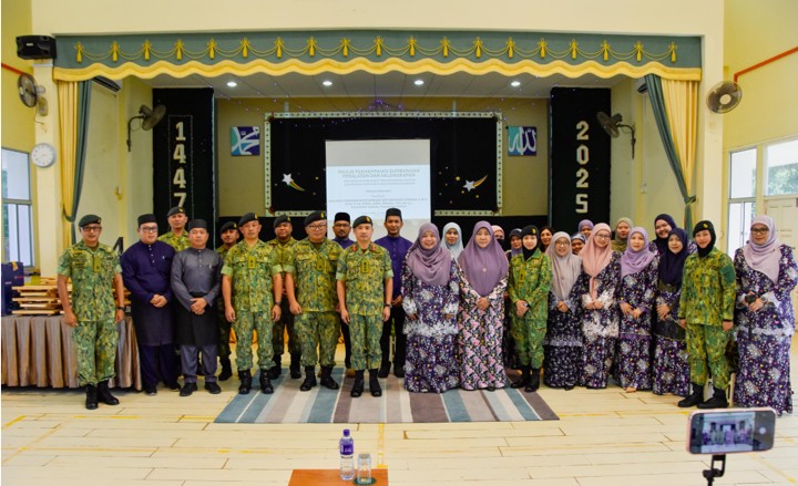 Majlis Penyerahan Kelengkapan Sekolah kepada Sekolah 08.jpg