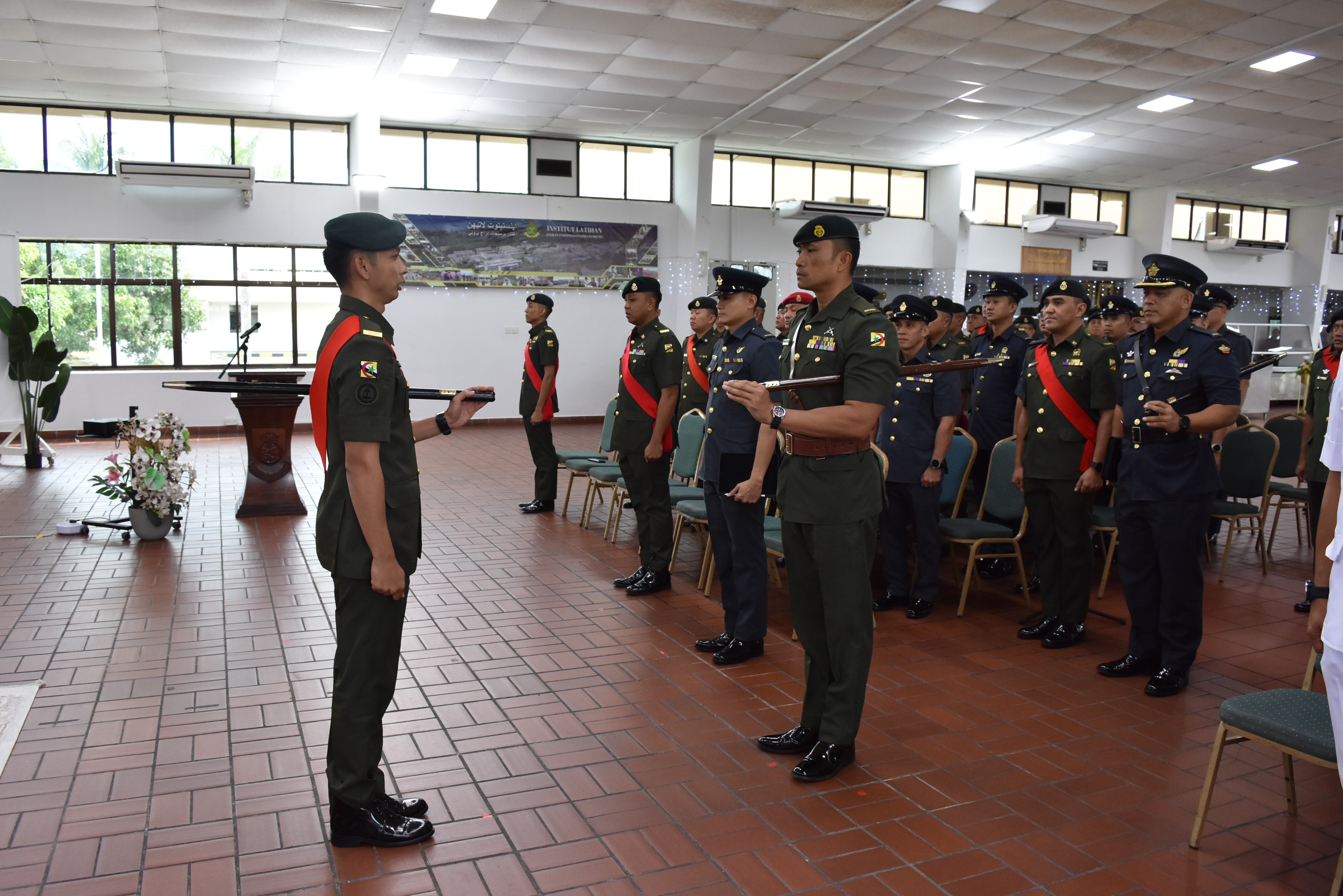 Sesi Sarjan Mejar Angkatan Bersenjata Diraja Brunei (SM ABDB) bersama Para Pemimpin Kursus Kepimpinan dan Pengurusan Pegawai Waran Siri 2 2025 01.jpg