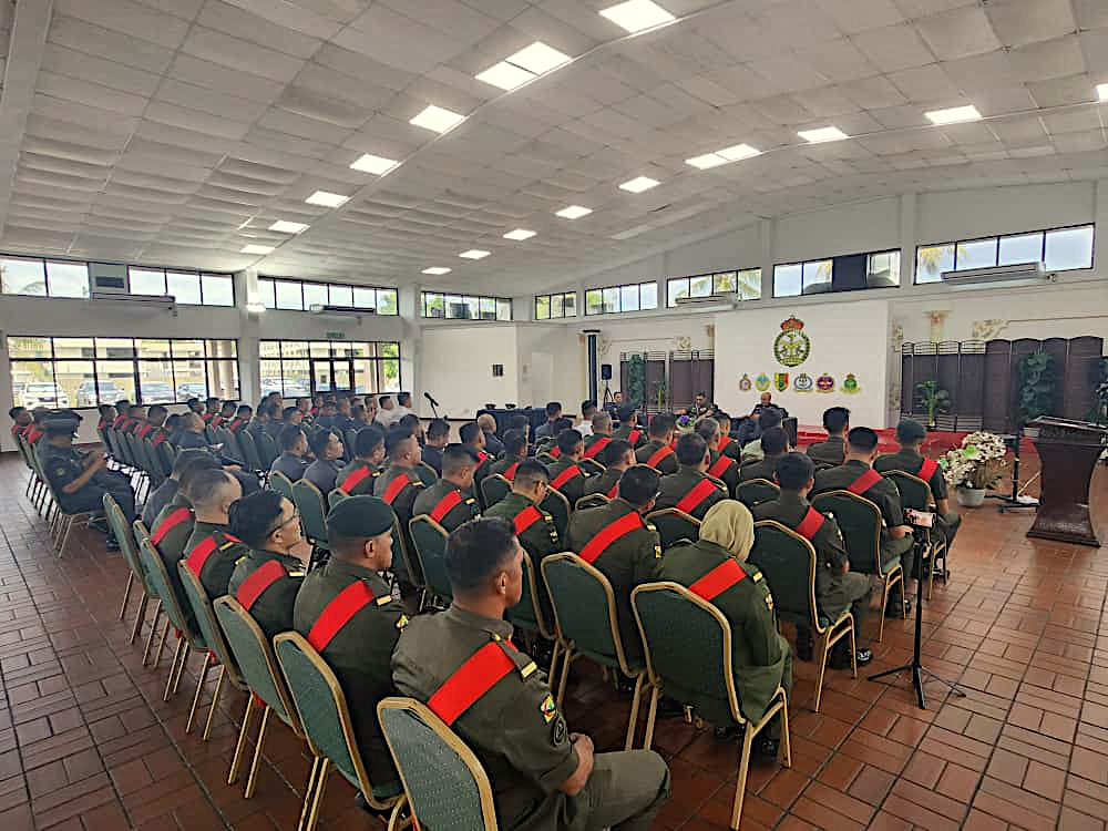 Sesi Sarjan Mejar Angkatan Bersenjata Diraja Brunei (SM ABDB) bersama Para Pemimpin Kursus Kepimpinan dan Pengurusan Pegawai Waran Siri 2 2025 03.png