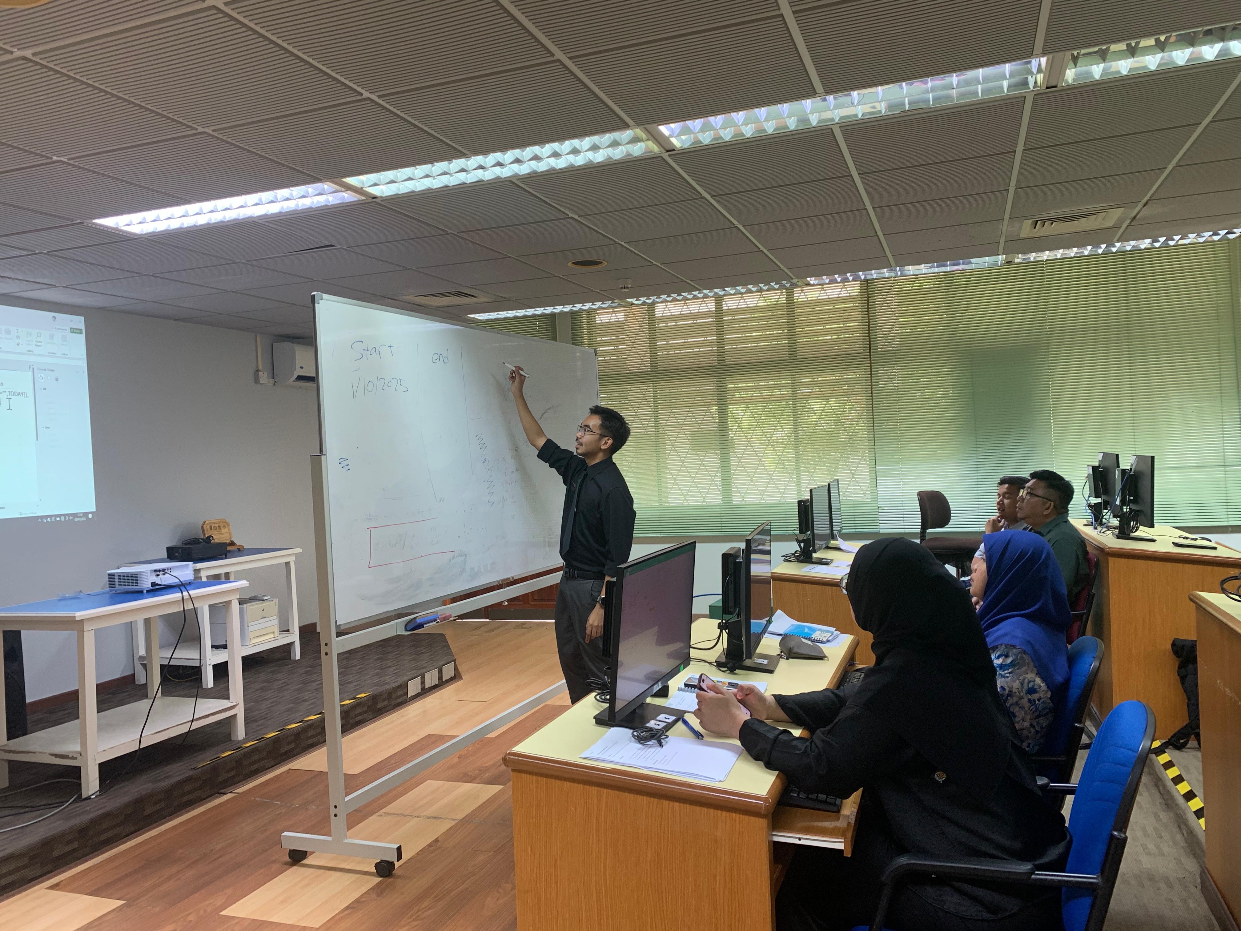 26 anggota tentera dan kakitangan awam telah menyertai Bengkel Basic Spreadsheet Microsoft Excel 02.jpg