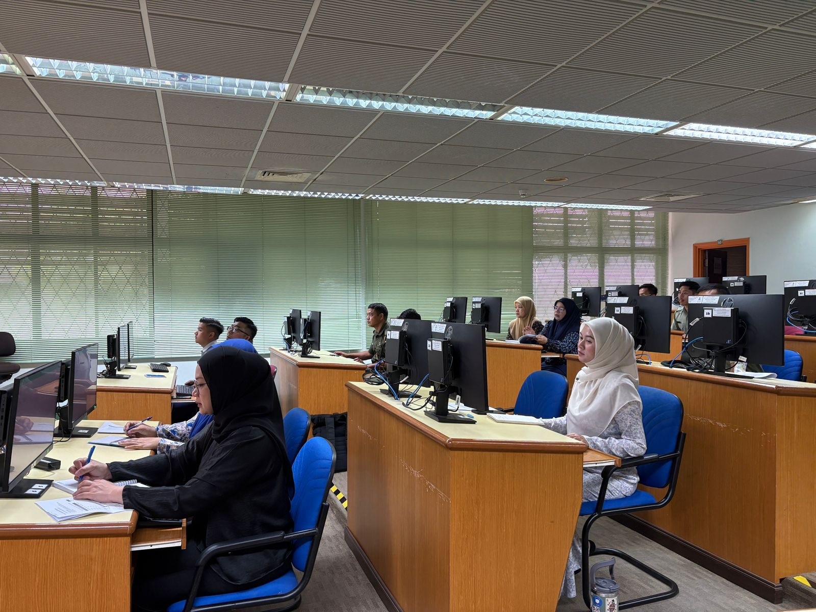 26 anggota tentera dan kakitangan awam telah menyertai Bengkel Basic Spreadsheet Microsoft Excel 03.jpg