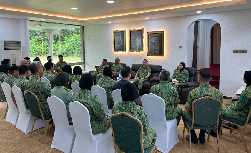 KOMANDAN TALK WITH OFFICERS 27824.png
