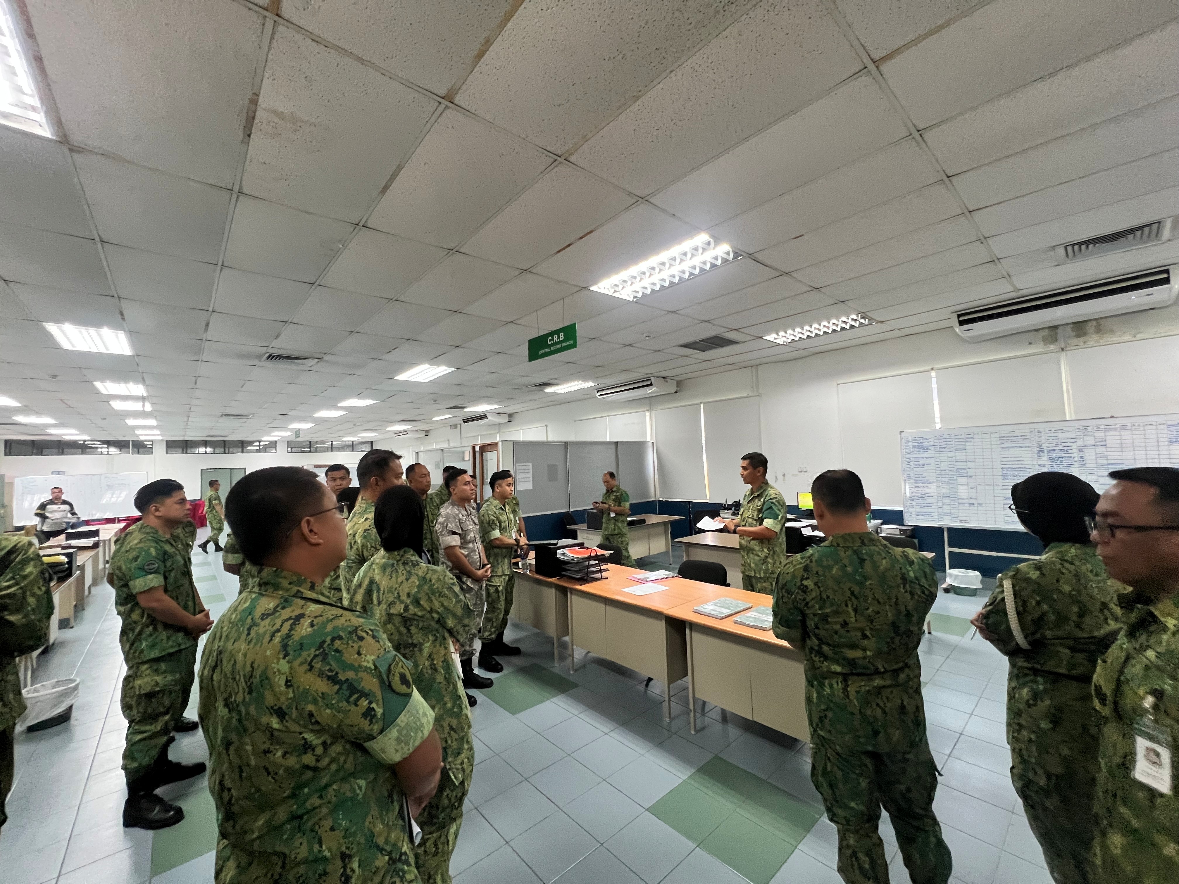 Lawatan pertama telah diadakan di Depoh Logistik, Khidmat Bantuan Kombat Tentera Darat Diraja Brunei 02.jpg