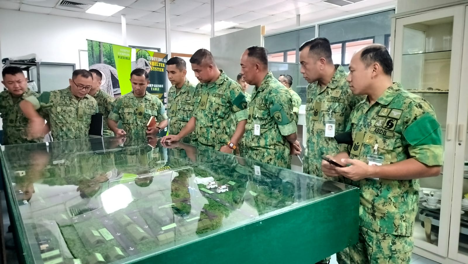 Lawatan pertama telah diadakan di Depoh Logistik, Khidmat Bantuan Kombat Tentera Darat Diraja Brunei 03.png