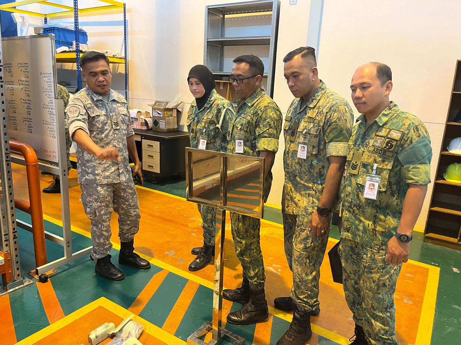 Lawatan pertama telah diadakan di Depoh Logistik, Khidmat Bantuan Kombat Tentera Darat Diraja Brunei 04.png