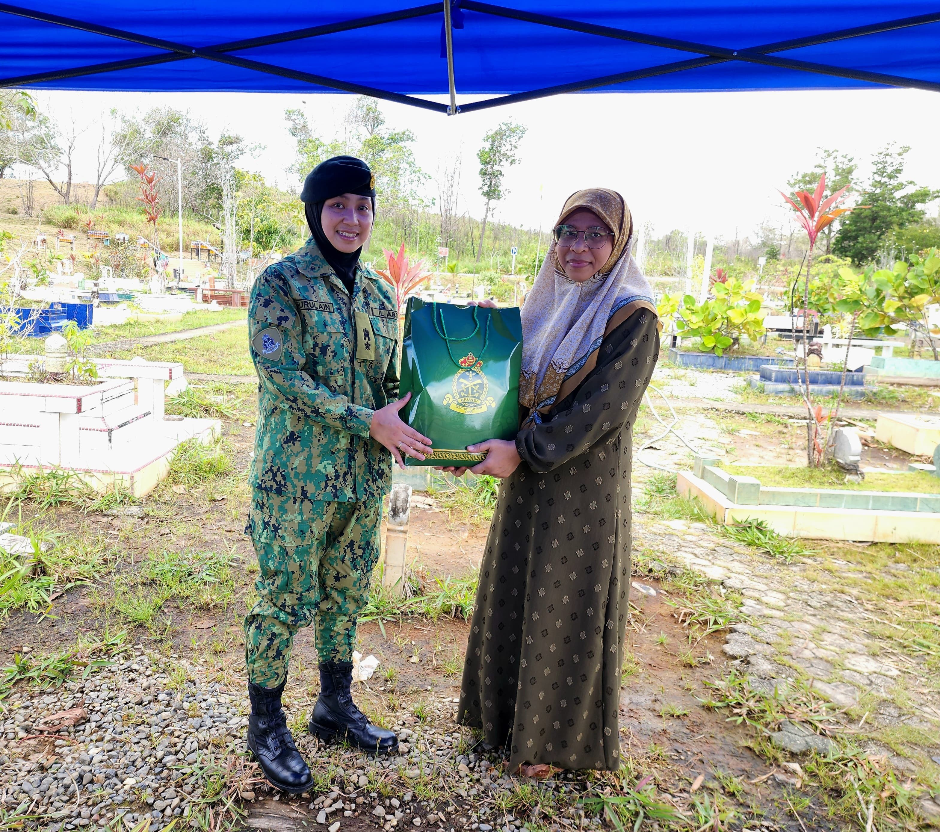 kempen kebersihan bertempat di tanah perkuburan 02.jpg