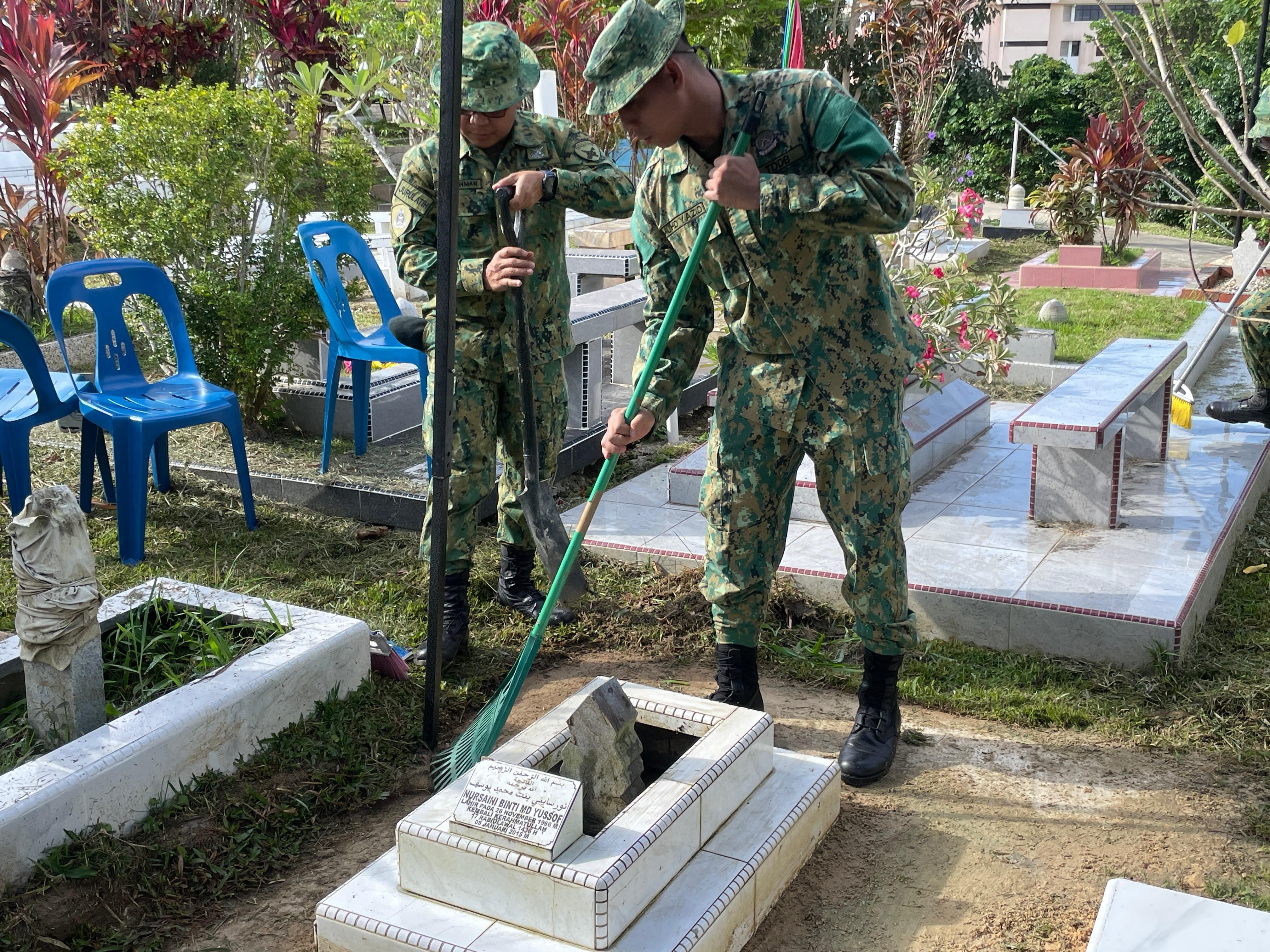 kempen kebersihan bertempat di tanah perkuburan 04.jpg