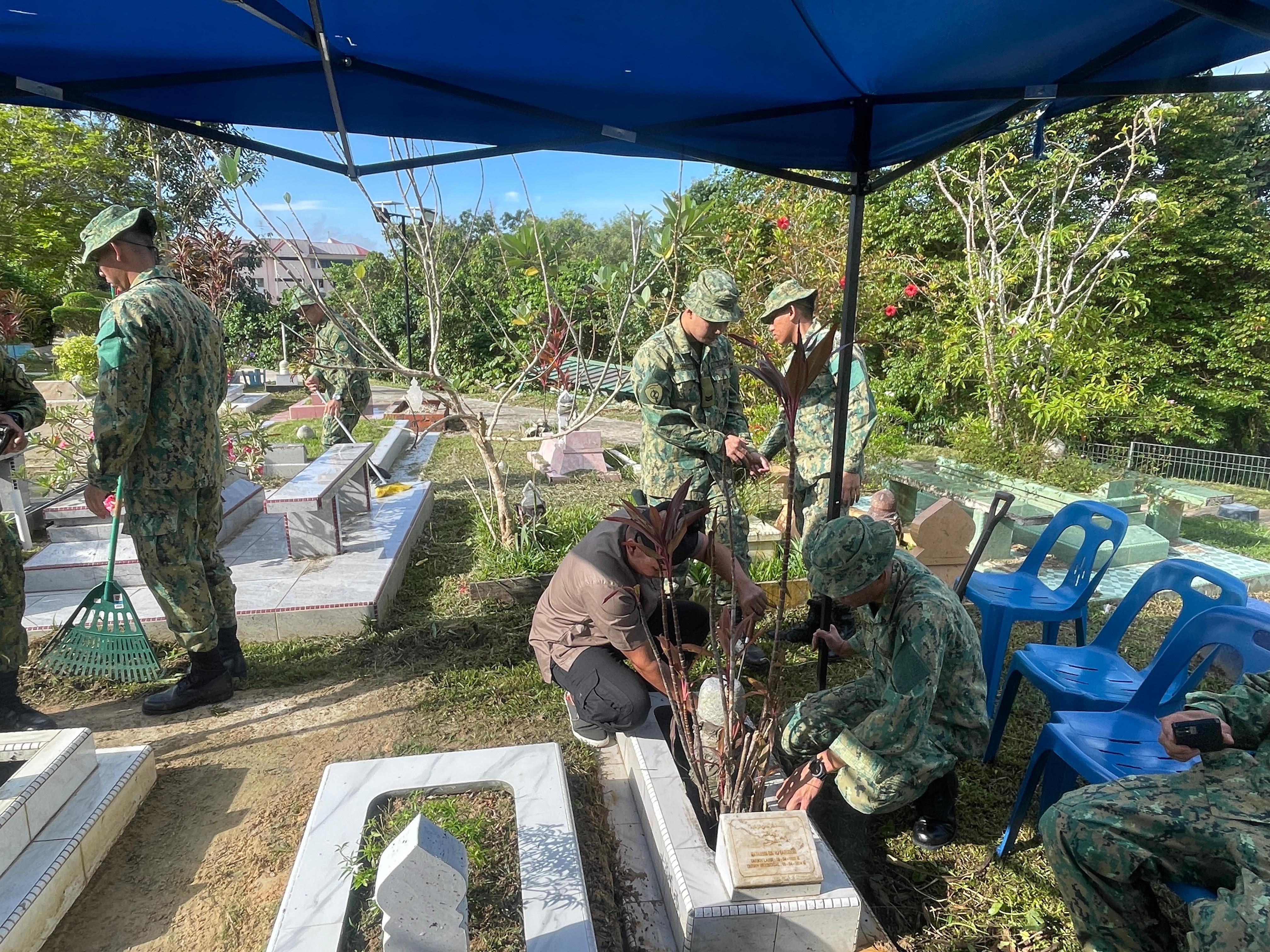 kempen kebersihan bertempat di tanah perkuburan 05.jpg