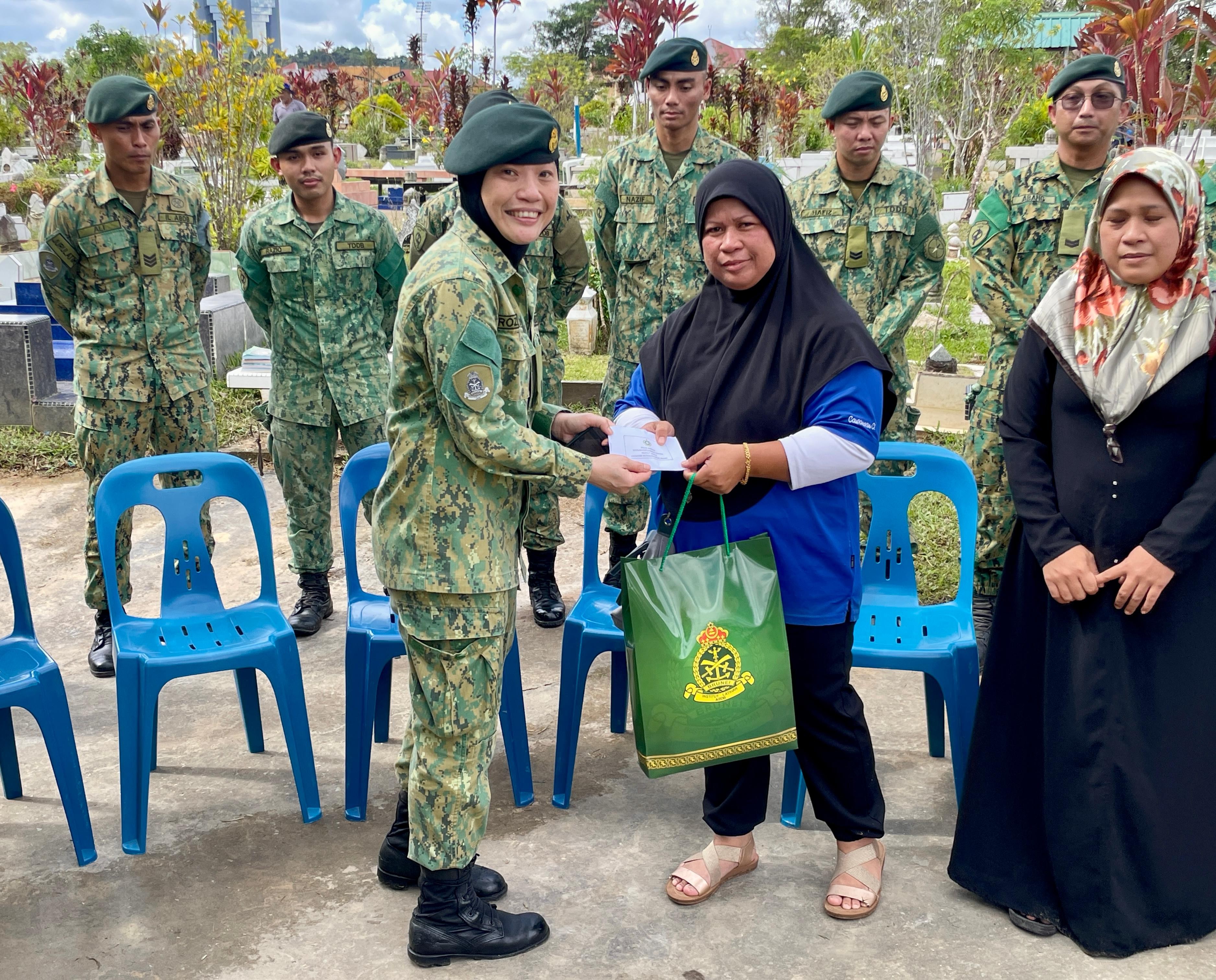 kempen kebersihan bertempat di tanah perkuburan 07.jpg
